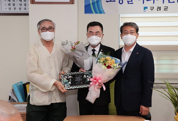▲여순10.19 특별법 통과 소병철의원 감사패 전달 후 기념촬영 모습(사진제공=구례군)