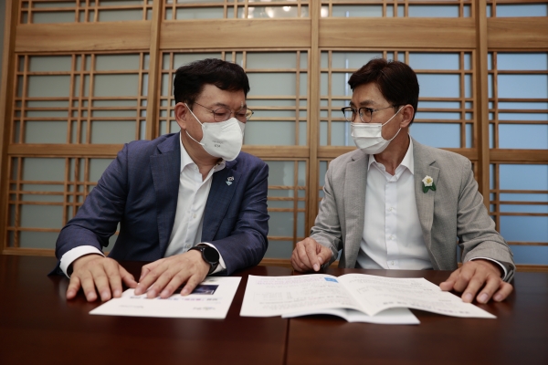 ▲김철우 보성군수가 지난 18일 더불어민주당 송영길 대표를 만나 보성군 현안사업에 대한 지원을 요청했다(사진제공=보성군)