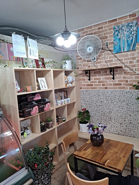 ▲경영환경 개선사업 후 강진점육점의 휴게공간(사진제공=강진군)