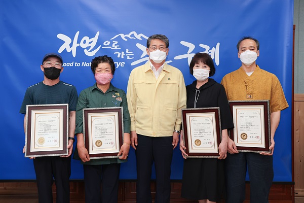 ▲구례군은 지난 19일 관내 음식점 중 4개소에 ‘구례군 산수려밥상’ 대표음식점 지정증을 수여했다.(사진제공=구례군)