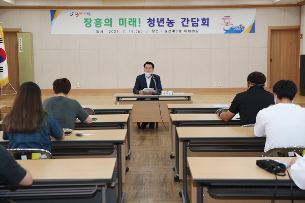 ▲장흥군은 지난 19일 청년농을 대상으로 릴레이 간담회를 개최했다.(사진제공=장흥군)