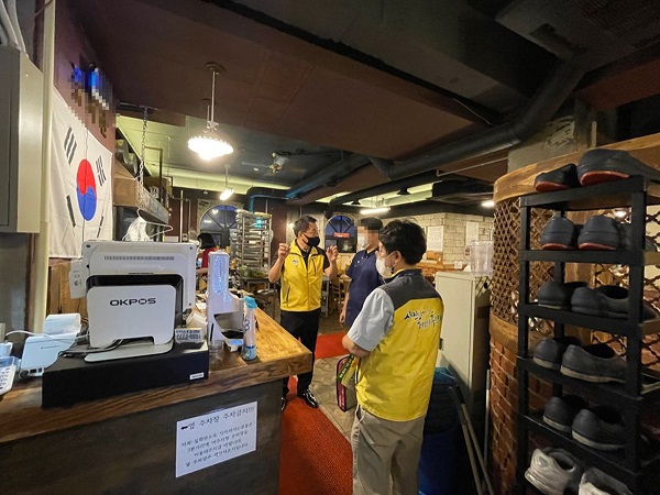 ▲여수시가 사회적 거리두기 2단계 시행일인 지난 16일 0시부터 식품접객업소 6,500여 개소를 대상으로 매일 2개조 8명을 투입해 지도점검을 실시하고 있다.(사진제공=여수시)