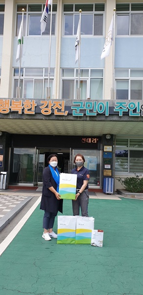 ▲구례군의회 이승옥의원은 지난 17일 전남 강진군을 방문하여 100만여 상당의 위문품을 전달했다.(사진제공=구례군의회)