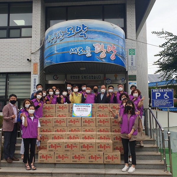 ▲광양시 광영동 주민자치위원회는 지난 20일 어려운 이웃을 위해 150만 원 상당의 라면 63박스를 광영동주민센터에 기부했다.(사진제공=광양시)