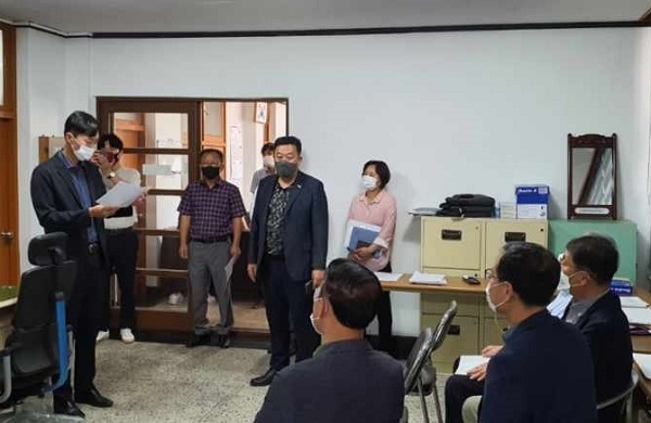 ▲목포 시내버스 운영 공론화위원회가 시내버스업체인 태원여객·유진운수 본사에서 외부감사 및 노선검증에 대한 현장실사를 진행한다.(사진제공=목포시)
