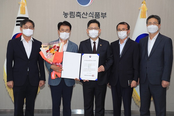 ▲이승옥 강진군수가 국가농업유산 지정서를 전달받고 기념촬영을 하고 있다.(사진제공=강진군)