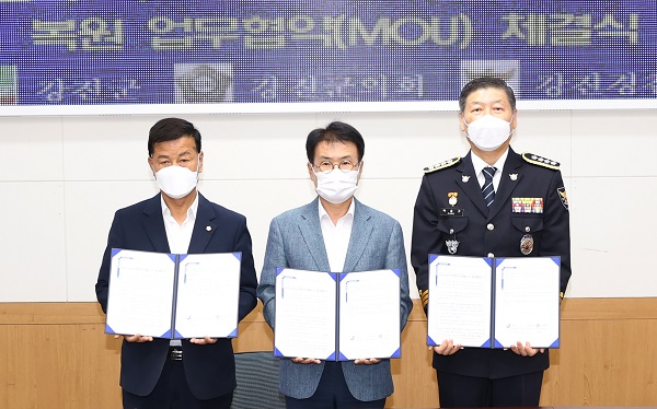 ▲지난 23일 강진군·강진군의회·강진경찰서가 강진경찰서 신축청사 업무협약식을 갖고 기념촬영을 하고 있다.(사진제공=강진군)