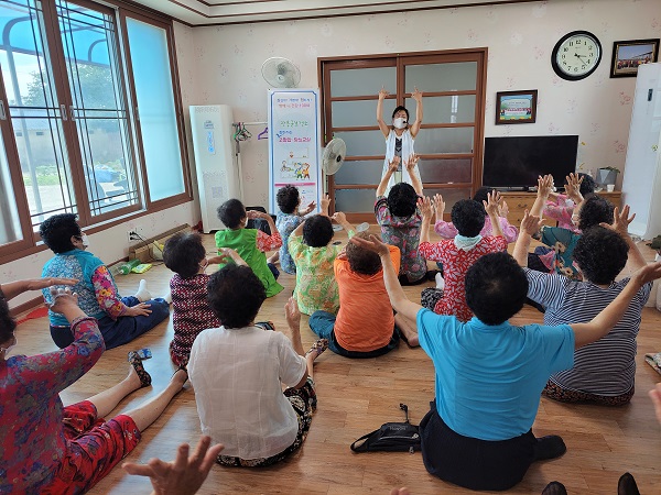 ▲장흥군 보건소는 만성질환 건강취약계층을 대상으로 ‘찾아가는 고혈압 ‧ 당뇨 건강교실’을 운영하고 있다.(사진제공=장흥군)
