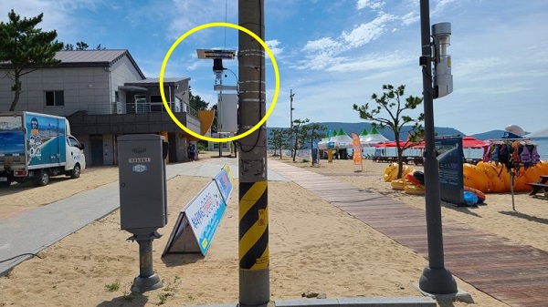 ▲완도군은 신지 명사십리 해수욕장 이용 관광객 통계의 정확성을 높이기 위해 스마트 무인계측기 5대를 설치했다.(사진제공=완도군)