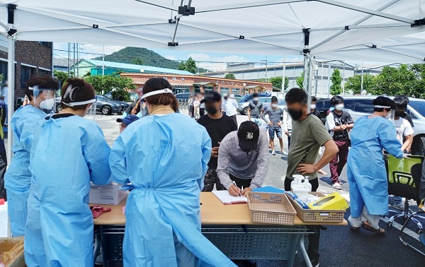▲나주시가 동수농공단지 외국인 고용사업장 이동선별진료소를 설치하고 전수검사를 실시했다.(사진제공=나주시)