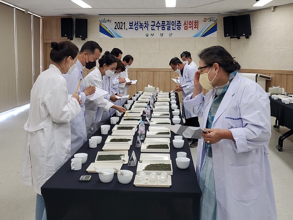 ▲보성군은 지난 27일 봇재 2층 봇재홀에서 보성녹차 군수품질인증 심의회를 개최했다.(사진제공=보성군)