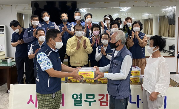 ▲고흥군 과역면 주민자치위원회는 지난 29일 관내 취약계층을 위해 ‘사랑의 열무김치 나누기’ 봉사활동을 실시했다.(사진제공=고흥군)