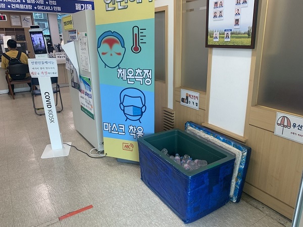 ▲순천시 풍덕동 행정복지센터에서는 지난 28일부터 얼음 생수 무료 나눔 행사를 실시하고 있다.(사진제공=순천시)