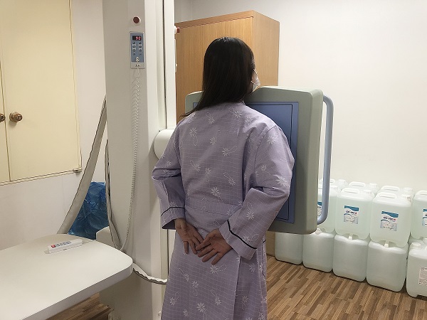 ▲암 검진 대상자가 지정 의료기관에서 암 검진을 받고 있다.(사진제공=강진군)