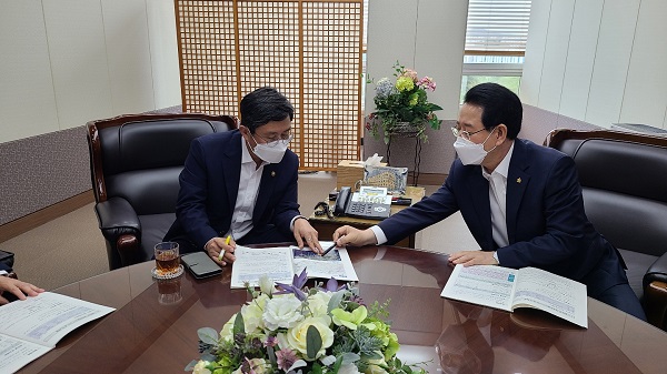 ▲김영록 전남지사는 2일 기재부 안도걸 2차관을 만나 내년도 현안사업 국고 지원을 건의했다.(사진제공=전라남도)