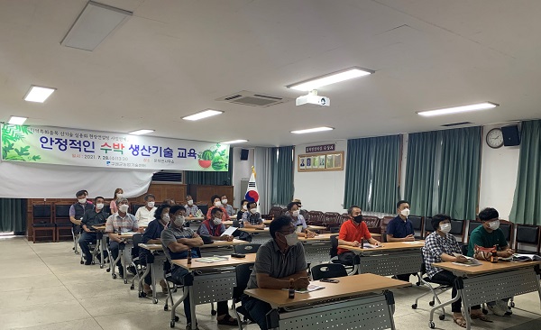 ▲구례군은 문척수박영농조합법인을 대상으로 안정적인 수박 생산기술 교육을 실시했다.(사진제공=구례군)