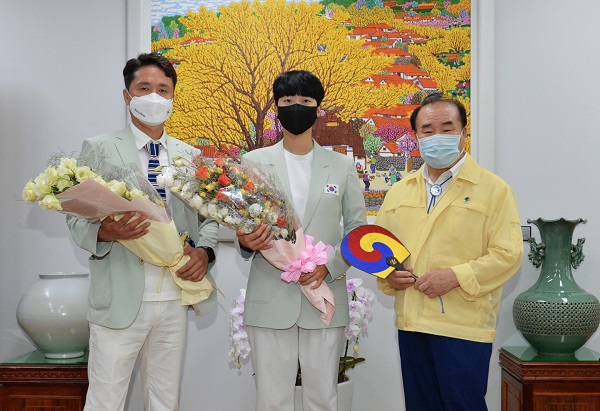 ▲장휘국 광주교육감이 3일 광주시교육청을 방문한 2020 도쿄올림픽 ‘양궁 3관왕’ 안산 선수를 환영했다.(사진제공=광주광역시교육청)