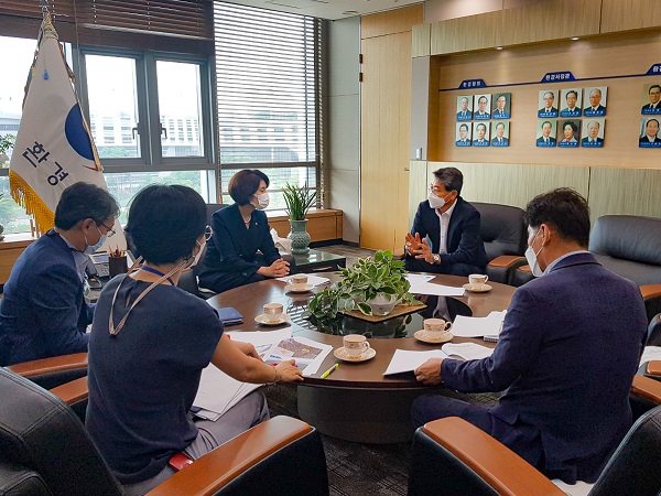 ▲3일 김순호 구례군수(오른쪽)가 한정애 환경부장관(왼쪽)에게 수재민들에 대한 신속하고 실질적인 배상 등을 요청하고 있다.(사진제공=구례군)