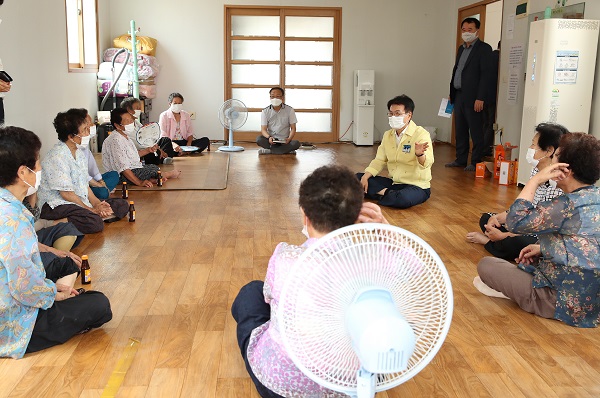 ▲이승옥 강진군수가 무더위쉼터 이용 어르신들의 안부를 살피고 있다.(사진제공=강진군)