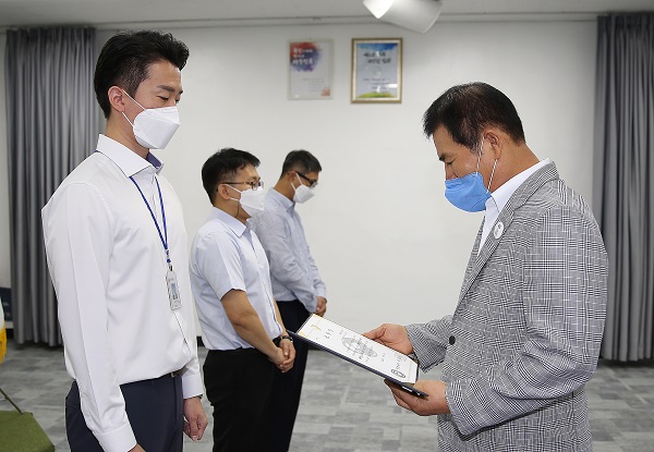 ▲정례조회에서 이상익 함평군수가 민원우수 공무원에게 시상을 하는 모습(사진제공=함평군)