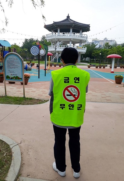 ▲금연구역 계도활동(사진제공=무안군)