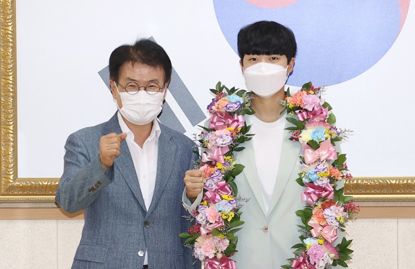 ▲올림픽 최초 3관왕 양궁 안산 선수가 이승옥 강진군수와 기념촬영을 하고 있다.(사진제공=강진군)