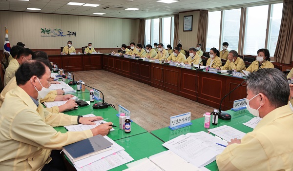 ▲김순호 구례군수는 9일 실과장 정책토론회를 열고 수해 1년을 맞아 수재민 배상 문제와 복구, 예방사업 추진 등 후속대책 점검을 지시했다.(사진제공=구례군)