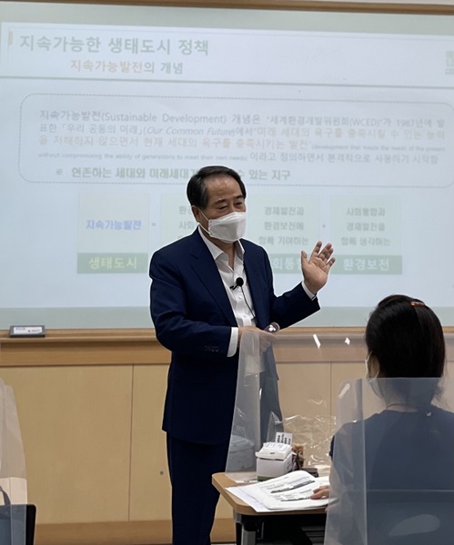 ▲최형식 담양군수가 지난 9일 광주교육대학교에서 ‘담양군의 지속가능한 생태도시 정책과 농업유산, 대나무밭’을 주제로 특별강연에 나섰다.(사진제공=담양군)