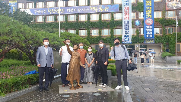 ▲추진위원회 4주년 기획회의 후 북구 평화의 소녀상 앞에서 기념촬영 모습(사진제공=북구소녀상 평화인권추진위원회)