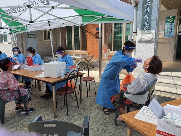 ▲진도군이 코로나19 집단 감염을 미리 차단하기 위해 ‘찾아가는 선별진료소’를 운영하고 있다.(사진제공=진도군)