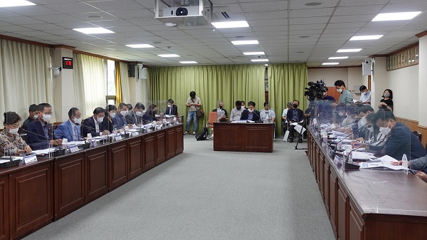 ▲목포 시내버스 운영 공론화위원회가 11일 제6차 회의 및 외부감사 최종보고회를 개최했다.(사진제공=목포시)