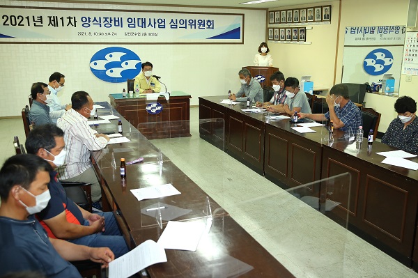 ▲강진군은 지난 12일 수협 대회의실에서 ‘전복양식 피해 어업인과의 간담회’를 가졌다.(사진제공=강진군)