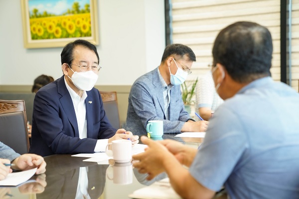 ▲김종식 목포시장이 2021년도 글로벌 강소기업으로 선정된 대양산단 소재 구이김 제조업체인 ㈜가리미를 격려 방문했다.(사진제공=목포시)