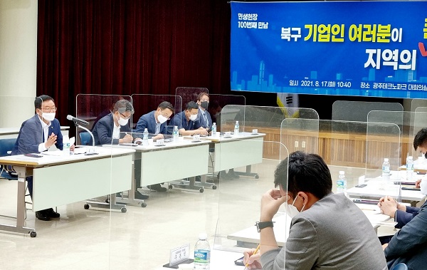 ▲문인 북구청장이 100번째 ‘민생현장 방문의 날’을 맞아 중소기업 애로사항 청취를 위해 산업현장인 광주테크노파크를 방문했다.(사진제공=북구)