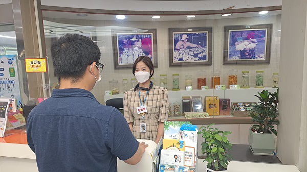 ▲장흥군은 폭언 및 폭행으로부터 직원을 보호하기 위한 웨어러블 캠 54대를 도입한다.(사진제공=장흥군)