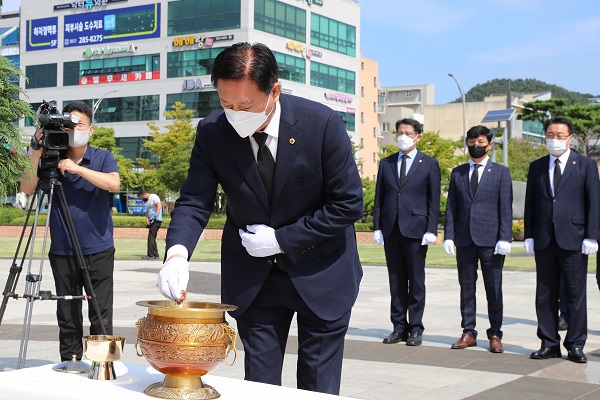 ▲전라남도의회는 18일 김대중 전 대통령의 서거 12주년을 맞아 남악 중앙공원에 있는 김대중 동상에 참배했다.(사진제공=전라남도의회)