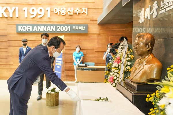 ▲김종식 목포시장이 18일 김대중 대통령 서거 12주기를 추모했다.(사진제공=목포시)