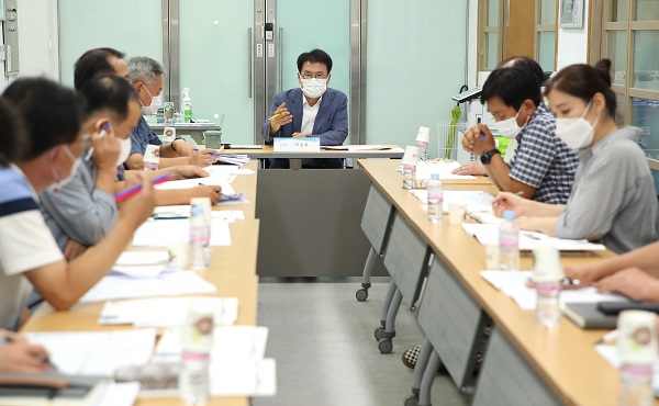 ▲최근 이승옥 군수 주재로 13개 사업에 대한 추진현황 보고회를 개최했다.(사진제공=강진군)