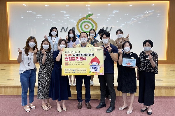 ▲나주시는 23일 대한적십자사 광주전남혈액원이 주관하는 ‘빛가람 사랑의 릴레이 헌혈 캠페인’을 통해 기부된 헌혈증 170장을 기탁받고 기념촬영을 하고 있다.(사진제공=나주시)