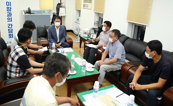 ▲지난 24일 이승옥군수와 강진읍 청년 이장들이 모여 강진군 발전에 대한 의견을 나눈 시간을 가졌다.(사진제공=강진군)