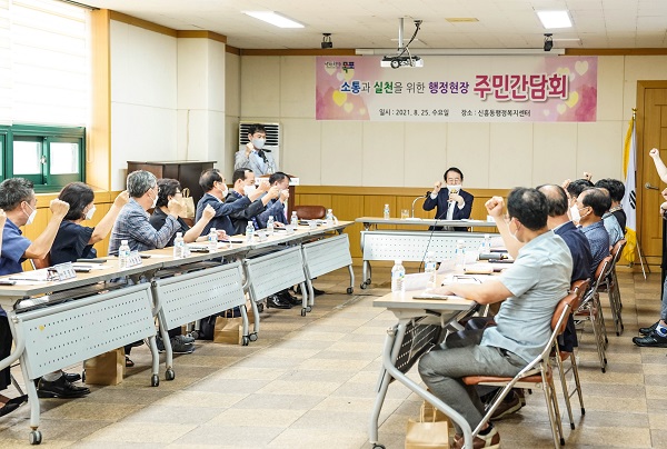 ▲김종식 목포시장은 지난 25일부터 신흥동행정복지센터에서 1일 동장으로 첫 발을 내딛었다.(사진제공=목포시)