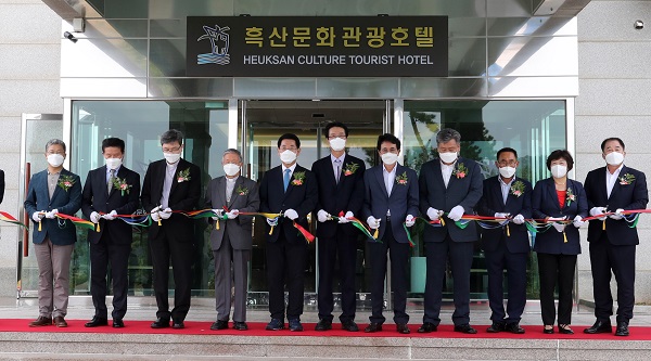 ▲전라남도는 30일 신안 흑산도에서 흑산문화관광호텔 개장식을 열었다.(사진제공=전라남도)