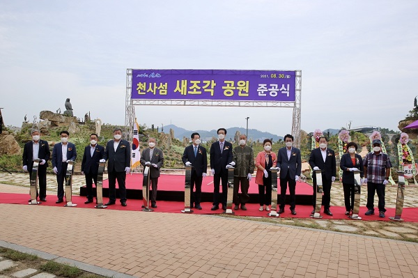 ▲신안군은 우리나라 대표관광지 흑산도에 ‘천사섬 새 조각 공원’을 조성했다.(사진제공=신안군)