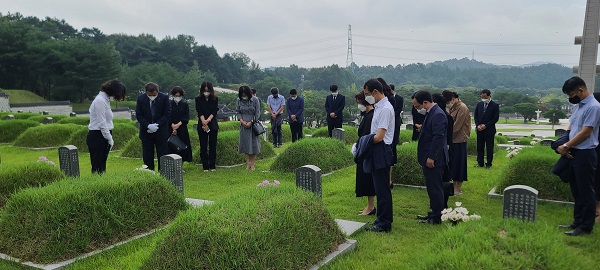 ▲광주시교육청이 31일 오전 5·18민주화운동 당시 희생당한 영령의 넋을 기리기 위해 국립5·18민주묘지를 참배했다.(사진제공=광주광역시교육청)