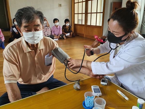 ▲방문간호사가 혈압을 측정하고 있다.(사진제공=강진군)