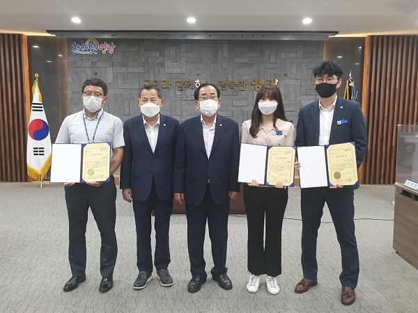 ▲지난 1일 영광군은 제4회 친절공무원을 선정했다.(사진왼쪽부터 문화관광과 양도천 주무관, 영광군의회 최은영 의장, 김준성 영광군수, 산림공원과 이지은 주무관, 총무과 김병택 주무관.사진제공=영광군)