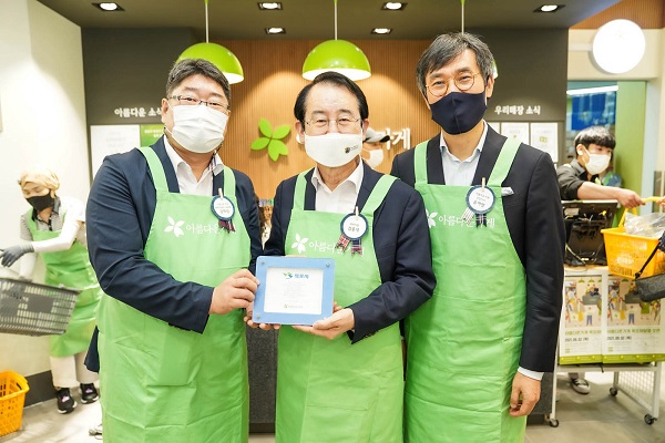 ▲목포시가 2일 ‘아름다운 하루 나눔바자회’를 시민들의 호응 속에 개최했다.(사진제공=목포시)