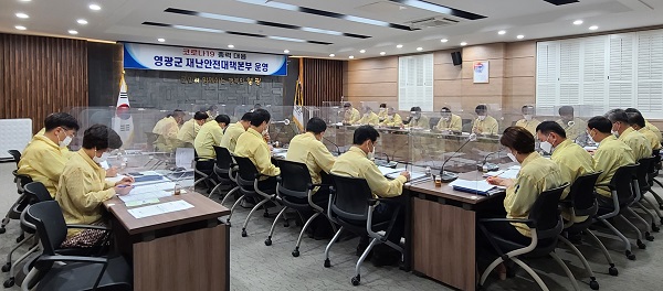 ▲지난 6일 영광군 소회의실에서 사회적거리두기 개편안 3단계 연장에 따른 전달 회의를 가졌다.(사진제공=영광군)