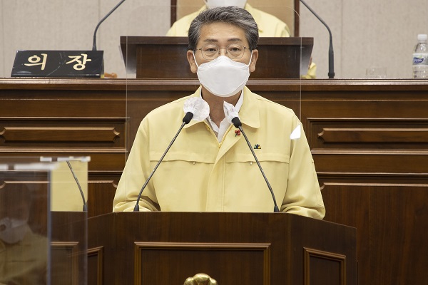 ▲김순호 구례군수가 6일 구례군의회 임시회에서 제3회 추경예산안 제안설명을 하고 있다.(사진제공=구례군)