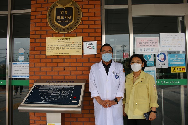 ▲서현미 보건소장과 정기호 강진의료원장이 협약을 체결하고 현판을 부착했다.(사진제공=강진군)